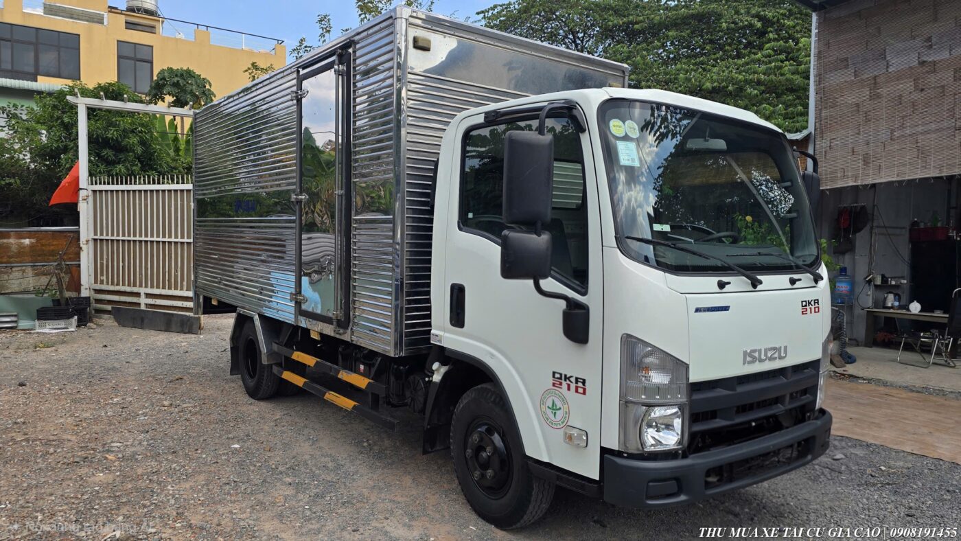 Isuzu QKR210 1t9 lướt đời 2023 không lỗi nhỏ thùng dài 4m3 lốp đẹp nguyên giàn